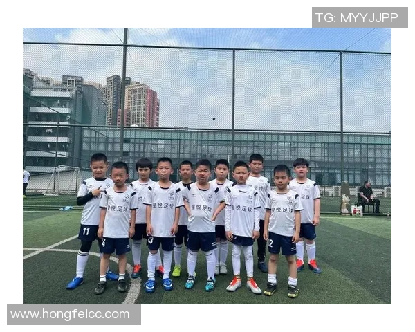 足球场上萌娃们的搞笑瞬间：小球星们的天真表现引爆笑点